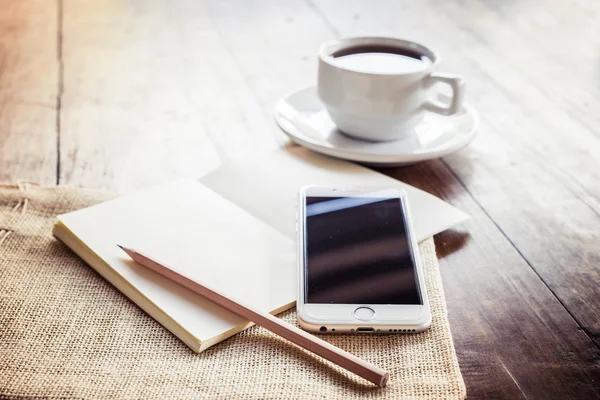 Una taza de café sobre una mesa de madera —  Fotos de Stock