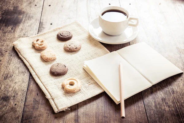 Tasse de café et de nombreuses formes biscotti — Photo