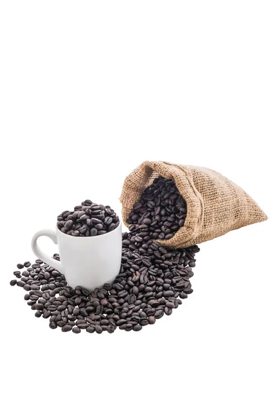 Kávová zrna v sáčku a bílou kávu — Stock fotografie