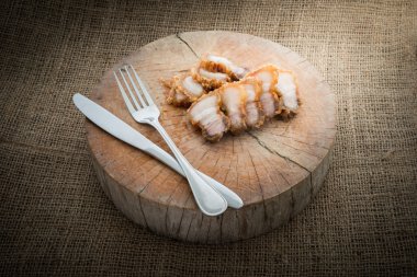 Taze pişmiş gevrek domuz yağı