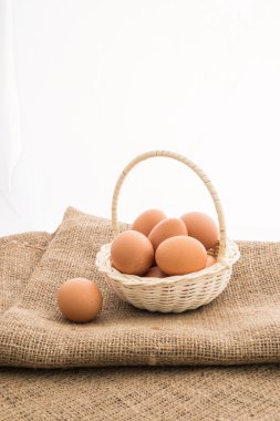 Tavuk yumurtası bambu sepet
