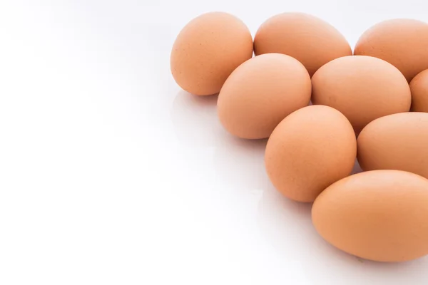 Яйца расположены в углу изолирован — стоковое фото