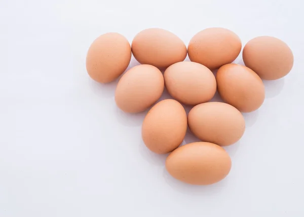 Яйця, розташовані в трикутнику, ізольовані — стокове фото