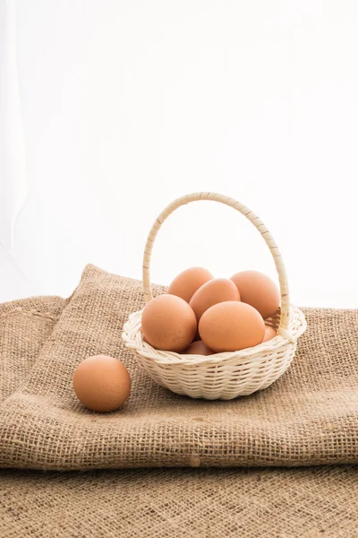 Tavuk yumurtası bambu sepet