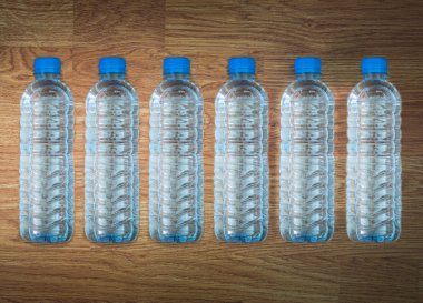 Tahta masadaki plastik su şişesi.