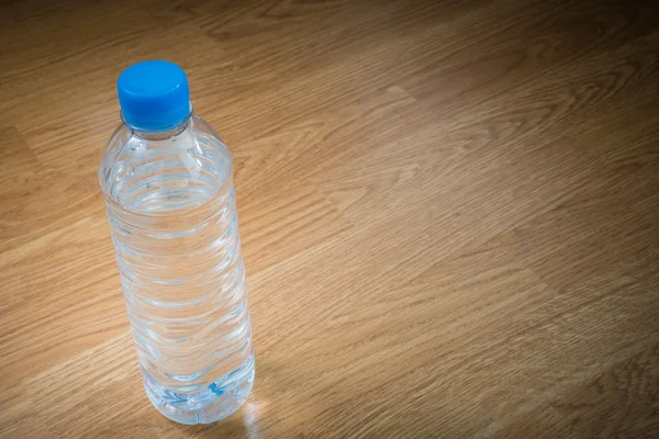 Plastic waterfles op de houten tafel — Stockfoto