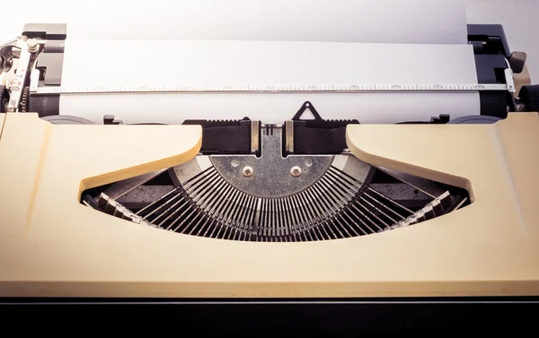 Vieille machine à écrire avec papier — Photo