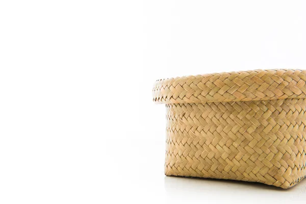 Koše jsou vyrobeny z bambusu na bílém pozadí. — Stock fotografie