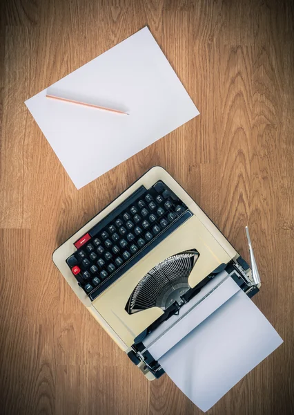 Máquina de escrever vintage e uma folha de papel em branco — Fotografia de Stock