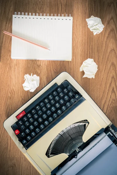 Vintage skrivmaskin och en tom anteckningsbok av papper — Stockfoto