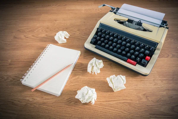 Máquina de escrever vintage e um caderno em branco de papel — Fotografia de Stock