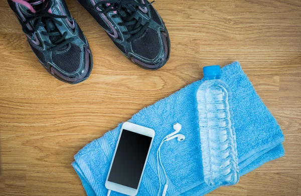 Equipamiento deportivo. Zapatillas, agua, auriculares, teléfono inteligente —  Fotos de Stock