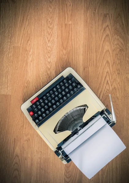 Vintage typewriter and a blank sheet of paper — Stock Photo, Image