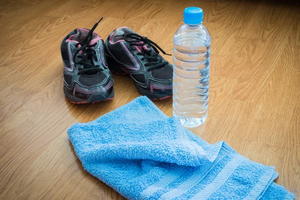 Equipamiento deportivo. Zapatillas, agua, toalla —  Fotos de Stock