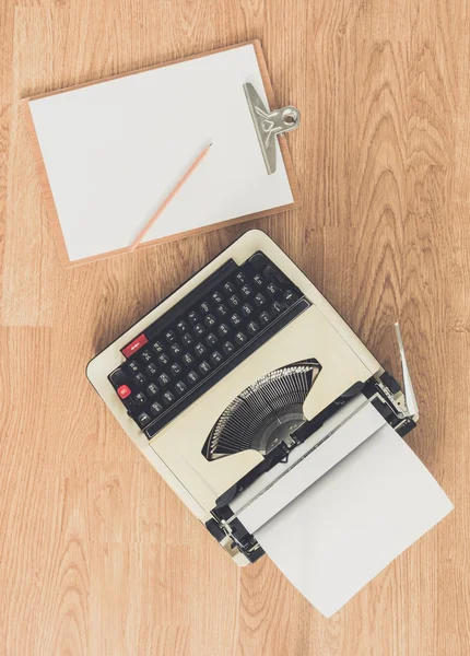 Винтажная пишущая машинка и чистый лист бумаги — стоковое фото