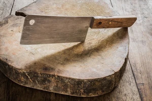 Cuchillo en un carnicero de madera — Foto de Stock