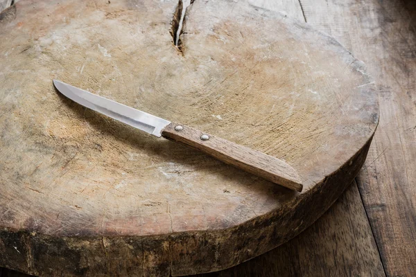 Tabla de cortar vacía con un cuchillo afilado en un g angustiado — Foto de Stock