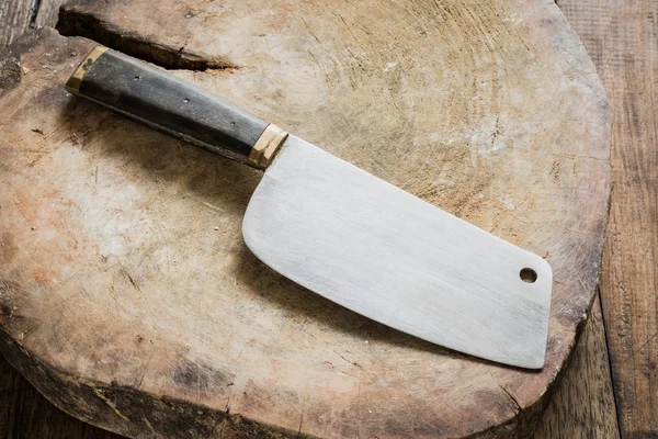 Cuchillo en un carnicero de madera — Foto de Stock