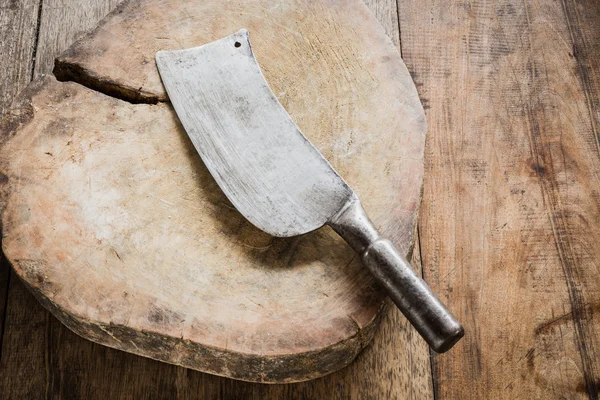 Cuchillo en un carnicero de madera — Foto de Stock