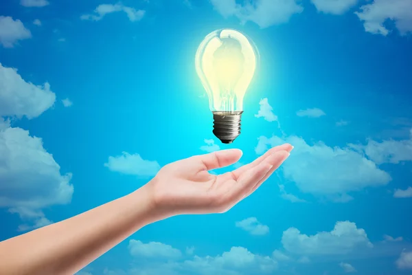 Idéer lampa ljus på en hand — Stockfoto