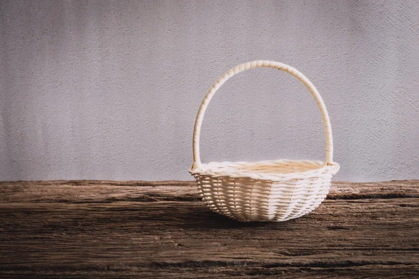 Empty wicker Basket on wooden tabletop — Stock Photo, Image