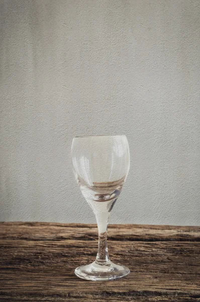 Verre à vin sur plateau en bois — Photo