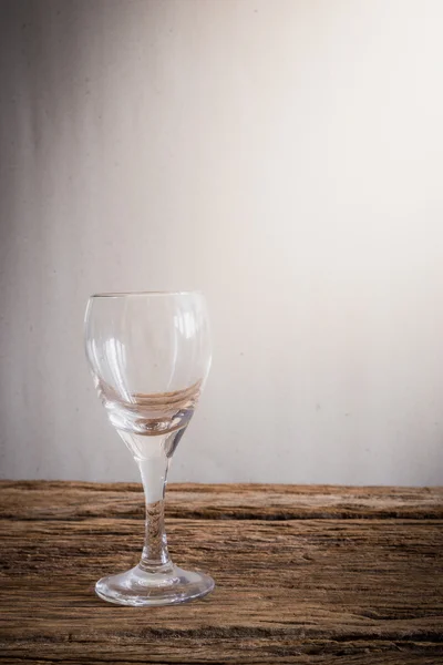 Bicchiere di vino su tavolo in legno — Foto Stock