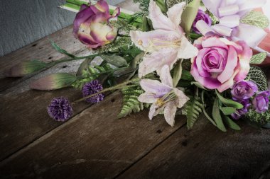 Natürmort çiçek güzel bir grup ile ahşap üzerine örümcek ağı ile