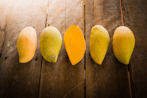 Group of ripe mangoes — Stock Photo, Image
