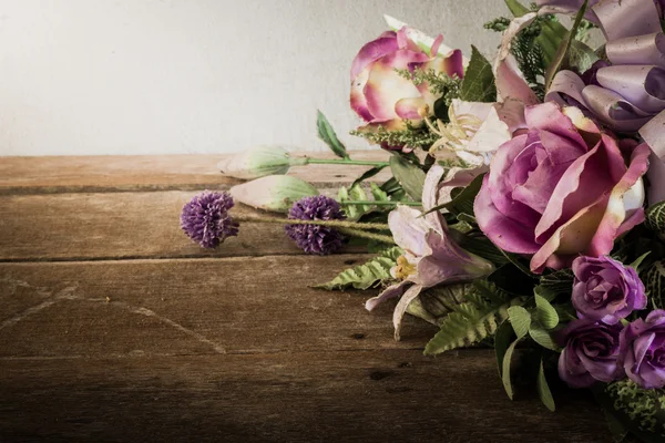 Stilleben med en vacker blombukett med spindelnät på trä — Stockfoto