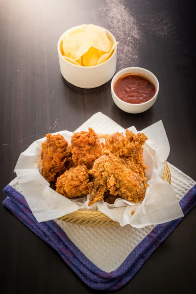 Pollo frito en la mesa —  Fotos de Stock