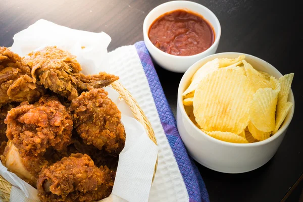 Pollo frito en la mesa —  Fotos de Stock