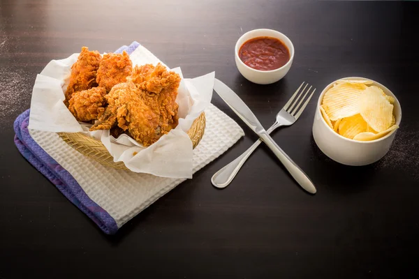 Pollo frito en la mesa —  Fotos de Stock