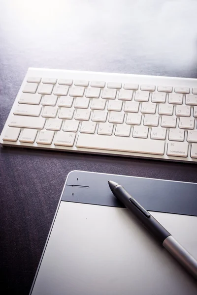 Graphic tablet with pen and keyboard — Stock Photo, Image