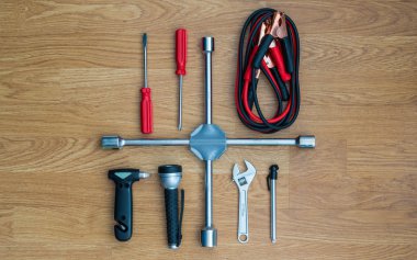 Acil kurtarma ekipmanları arabada grup