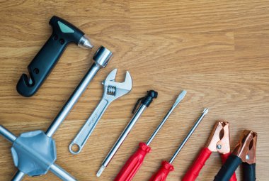 Acil kurtarma ekipmanları arabada grup