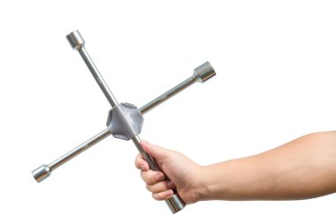 Anahtarı üzerinde beyaz izole erkek elinde çapraz