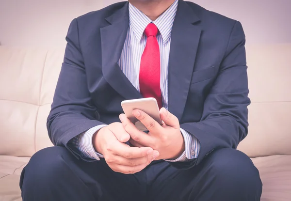 Empresario usando smartphone móvil — Foto de Stock