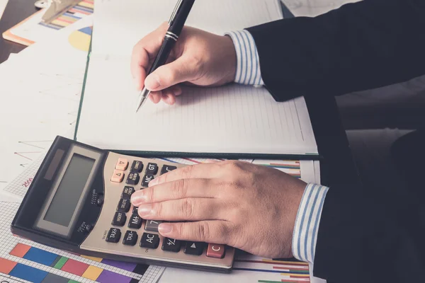 Geschäftsmann arbeitet im Büro — Stockfoto