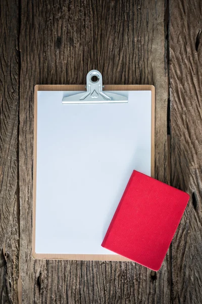 Portapapeles viejo, cuaderno rojo sobre superficie de madera gruesa — Foto de Stock