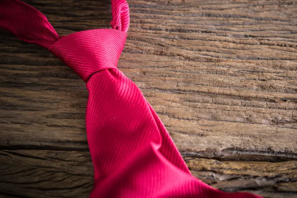 Corbata roja sobre mesa de madera — Foto de Stock