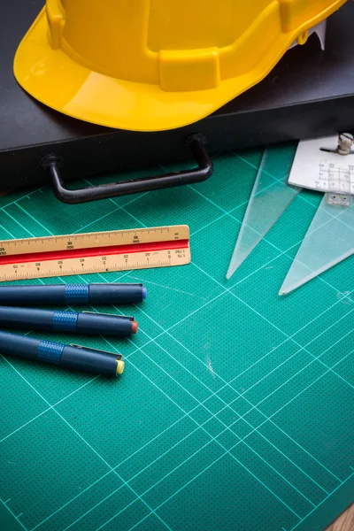 Gele veiligheid helm hoed en hulpmiddelen voor tekenen — Stockfoto