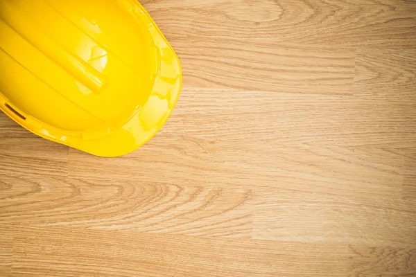 Casco di protezione industriale giallo su sfondo di legno — Foto Stock