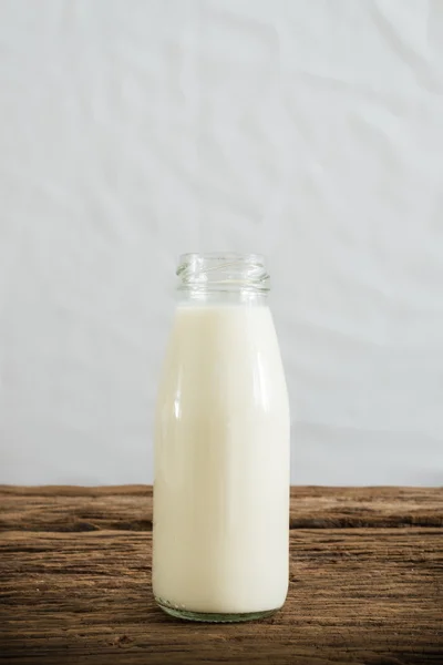 Čerstvé mléko v lahvi skla — Stock fotografie