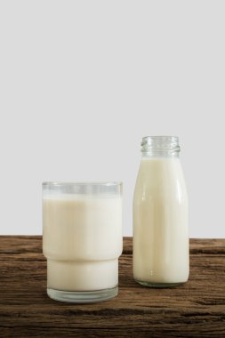 cam şişe ve bardak taze süt