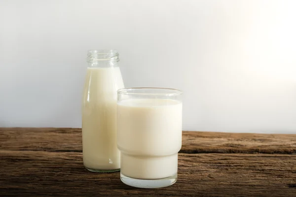 Čerstvé mléko v skleněné láhve a sklo — Stock fotografie