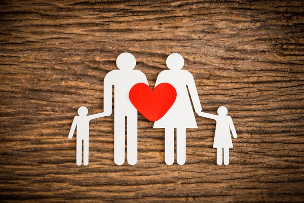 Papper-kedjan familj och röda hjärtat symboliserar — Stockfoto