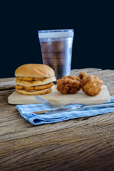 Hamburguesa de pollo y pollo frito, vaso de cola en corte de madera —  Fotos de Stock