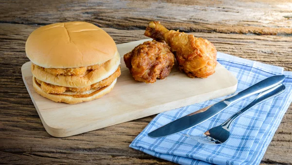 Hamburger kurczaka i smażony kurczak na deski do krojenia drewniana z — Zdjęcie stockowe
