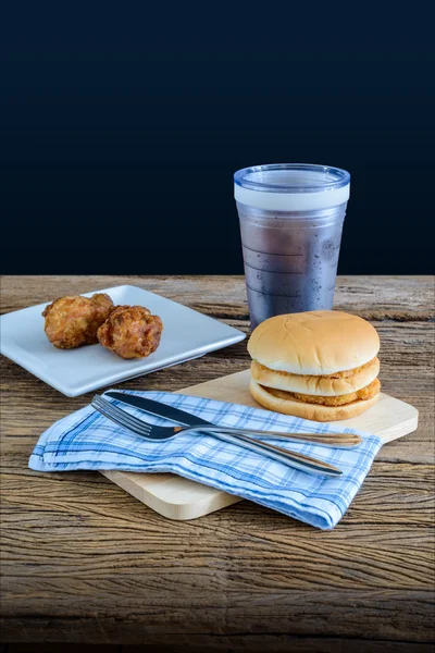 Hamburger de poulet et poulet frit, verre de cola sur coupe en bois — Photo